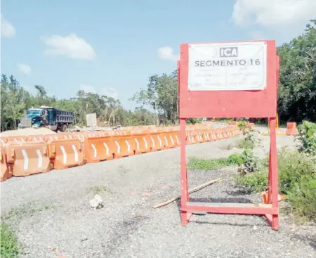  ?? ?? Obras en la carretera Cancún-El Tintal, conforme a lo planeado por el Fonatur.