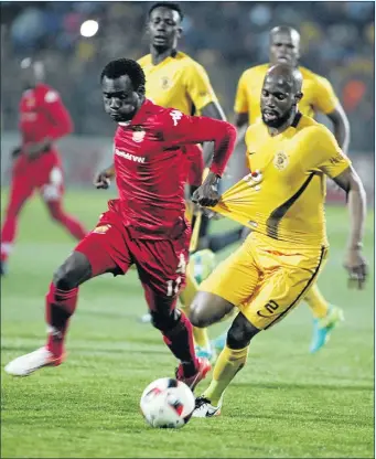  ?? PHOTO: ANTONIO MUCHAVE ?? Kaizer Chiefs’ Ramahlwe Mphahlele fights for the ball with Highlands Park striker Charlton Mashumba in Tembisa last night.