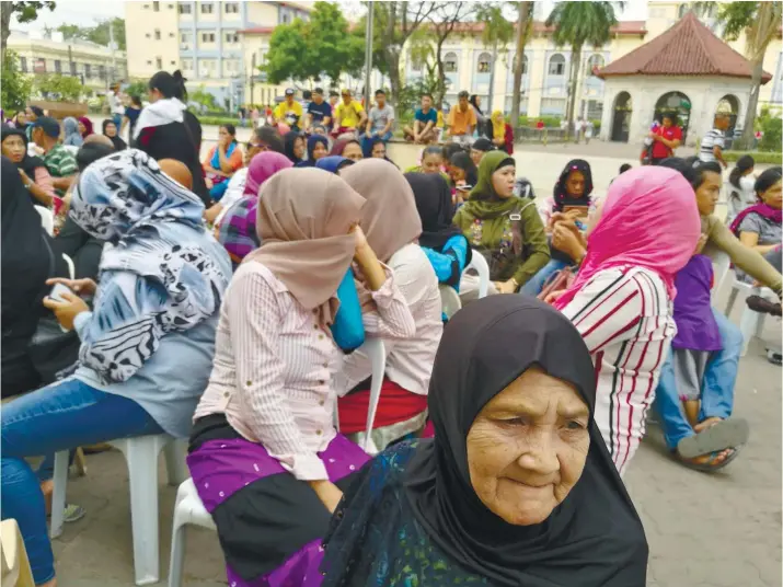  ?? SUNSTAR FOTO / ARNI ACLAO ?? SOMETHING SUSTAINABL­E. Evacuees from Marawi City gather outside Cebu City Hall for the distributi­on of rice from the City Government. Some of them want to have capital so they can start business or some sustainabl­e employment.