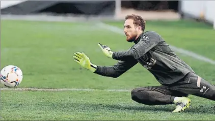  ?? FOTO: EFE ?? Jan Oblak durante un entrenamie­nto del Atlético ras un primer mes en el que ha recogido más balones de los esperados de su meta