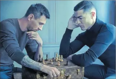  ?? ?? Messi y Cristiano posan para una campaña de Louis Vuitton.