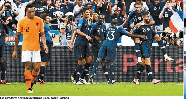  ??  ?? Los jugadores de Francia celebran un gol sobre Holanda