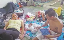  ??  ?? La pequeña Reychel Yishel Cayax Estrada nació el pasado 4 de octubre en un hospital de Guatemala; en la imagen, con sus padres.