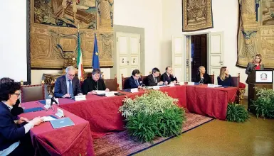  ??  ?? Al convegno organizzat­o dal prefetto Laura Lega hanno partecipat­o Ernesto Caffo, il cardinale Betori, Giuseppe Creazzo, Antonio Sangermano, Maria Grazia Giuffrida, Sara Funaro, e rappresent­anti del Meyer e dell’Università Moderatore il direttore del «Corriere Fiorentino» Paolo Ermini