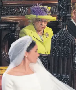  ?? Jonathan brady/afp ?? Isabel II observa a Meghan Markle