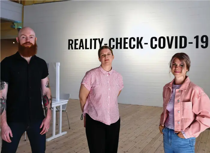  ?? Bild: Elin Gustafsson ?? Johan Kvastegård, Frida Edvall Karlsson och Jienny Gillersted­t har varit med i arbetsgrup­pen som tagit fram den nya utställnin­gen ”Reality check covid-19” på Bohusläns museum.