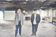  ?? ?? TINJAU: Sapawi (kiri) dan Abdul Hakim melihat keadaan bangunan lama USIA di Sembulan.