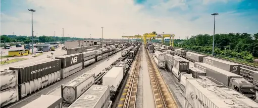  ??  ?? Intermodal­ità. Gli interporti (nella foto: un terminal Hupac) sono strategici per l’intermodal­ità: si tratta di piattaform­e logistiche dove avviene lo scambio di merce da una modalità di trasporto all’altra