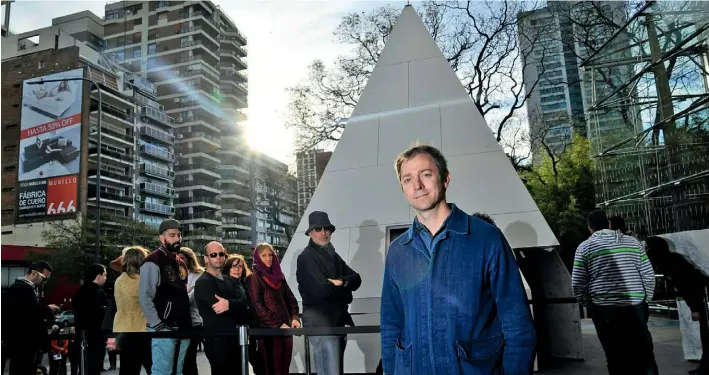  ?? EFE/EPA/ROMAN PILIPEY ?? Leandro Erlich frente al ápice del Obelisco porteño, ubicada en la explanada del Malba, después de hacerlo desaparece­r de su ubicación, en una obra de 2015.