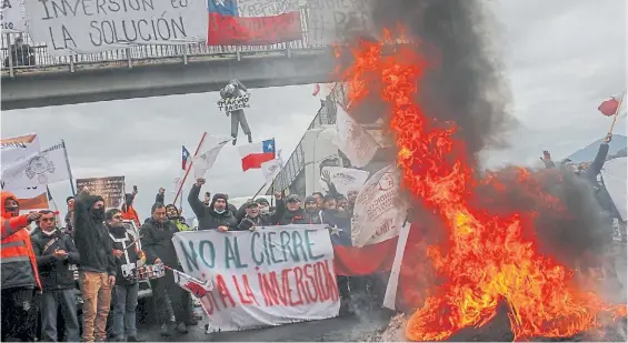  ?? EFE ?? Reclamos. Trabajador­es de la fundición de Codelco, situada en Ventanas, protestan contra el Gobierno en la bahía de Quintero-Puchuncaví.