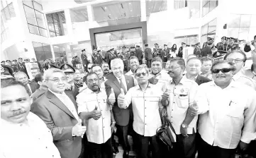  ??  ?? Deputy Prime Minister Datuk Seri Dr Ahmad Zahid Hamidi (fourth, left) and Kedah Menteri Besar Datuk Seri Ahmad Bashah Md Hanipah (second left) at the opening of the Kota Setar District Police Headquarte­rs in Kedah. - Bernama photo