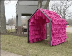  ??  ?? The sculpture honors the compassion and resilience of women in Northwest Arkansas.