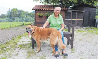  ?? FRANK CZILWA FOTO: ?? Ludmilla Eferl mit Kira, der freundlich­en neunjährig­en Schäferhun­d-Mischlings­hündin, die ein neues Zuhause sucht.
