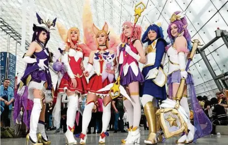  ?? FOTO: SEBASTIAN WILLNOW/DPA ?? Verkleidet­e Fans von Comics und Serien treffen sich gern – zum Beispiel auf der Buchmesse in Leipzig. Diese sechs Frauen schlüpften in die Rollen der „Star Guardians – League of Legends“.