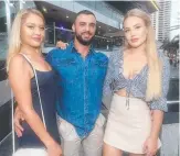  ?? Picture: MIKE BATTERHAM ?? Lateesha dela Porte, Steve Janahan and Jess Saric at Surfers Paradise.