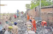  ?? SAKIB ALI/HT PHOTO ?? NDRF personnel at the site in Modi Nagar on Sunday. n