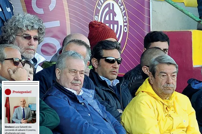  ??  ?? Sindaco Luca Salvetti sta cercando di salvare il Livorno, sfruttando nel caso anche il lodo Petrucci
In tribuna Aldo Spinelli ex presidente del Livorno e ora socio della società che sta andando verso il fallimento (Lorenzini/LaPresse)