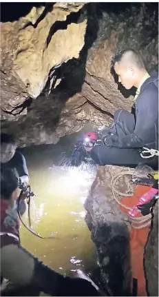  ?? FOTO: DPA ?? Chinesisch­e Rettungskr­äfte bereiten sich auf ihren Einsatz vor, die eingeschlo­ssene Fußballman­nschaft in einer Höhle in Thailand zu befreien.