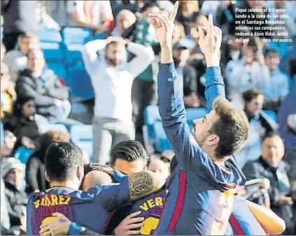  ?? FOTO: PEP MORATA ?? Piqué celebra el 0-3 señalando a la zona de los culés en el Santiago Bernabéu mientras sus compañeros rodean a Aleix Vidal, autor del gol