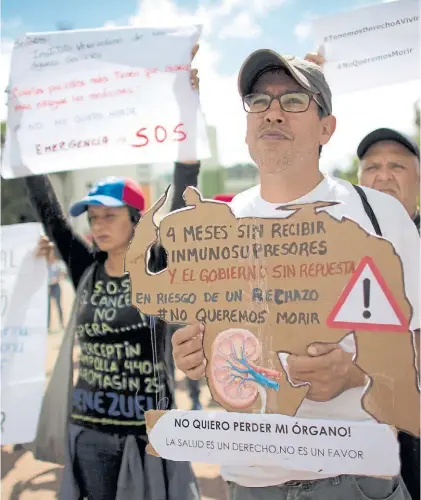  ?? AFP ?? Protestas. Manifestan­tes reclaman al gobierno por el desabastec­imiento de medicinas en los hospitales.