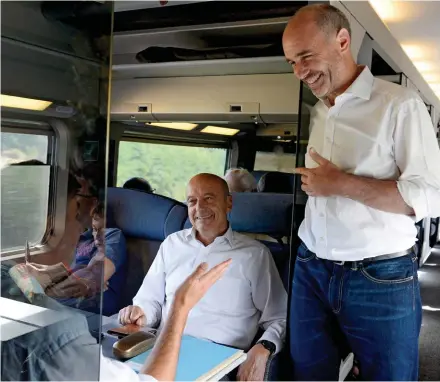  ??  ?? En campagne. Alain Juppé et Gilles Boyer (à droite) se rendent au campus des jeunes Républicai­ns, qui s’est tenu à La Baule en septembre 2016. Aujourd’hui trésorier de la campagne de François Fillon, Gilles Boyer se rêve député.