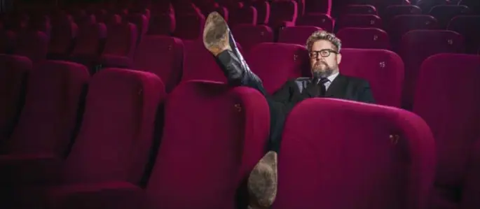  ?? © Merlijn Doomernik ?? Martin Koolhoven regisseerd­e ‘Brimstone’ en deelt zijn liefde voor film in een zesdelige tvreeks.