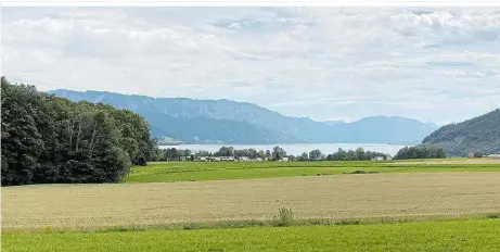  ??  ?? Bäuerliche Alpenvorla­ndschaft mit Blick auf den Attersee