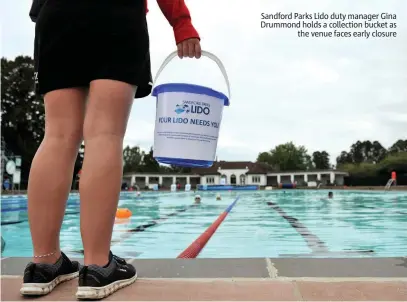  ??  ?? Sandford Parks Lido duty manager Gina Drummond holds a collection bucket as the venue faces early closure