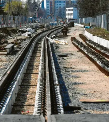  ?? Fotos: Marcus Merk ?? Parallel zur Straßenbah­ntrasse der Linie 3 beginnen in etwa einem Monat die Arbeiten zum Ausbau der Guldenstra­ße in Königs‰ brunn.