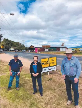  ?? Picture: Sarah Nicholson ?? Walkamin resident Tony Villella and Giovanna Griffiths, who owns The Humpy in Tolga, talk to Hill MP Shane Knuth about adding turning lanes to the Kennedy Highway.