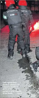  ?? FOTO: EFE ?? Varios agentes de la Ertzaintza atienden a un compañero durante los graves incidentes que se produjeron en los aledaños de San Mamés