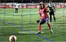  ?? (Photo G. M.) ?? Aymen Souda inscrit le troisième but sur penalty.