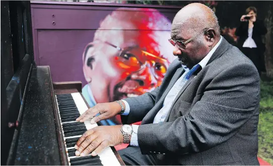  ?? ALLEN McINNIS ?? Oliver Jones plays a piano set up in Ste-Cunégonde Park in the Sud-Ouest borough in 2013. Jones “is so down-to-earth,” says borough mayor Benoît Dorais. “He never forgets where he comes from.”