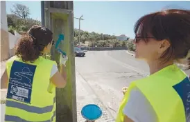  ??  ?? Voluntário­s fazem marcações dos caminhos dos peregrinos