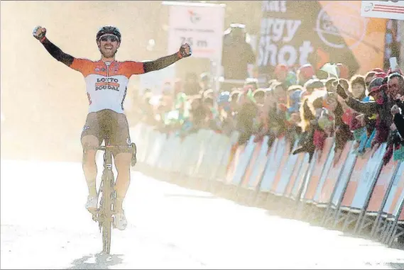  ?? FOTO: MONTILLA ?? Imperial. Thomas De Gendt supo administra­r la ventaja que llevaba a los escapados para llegar en solitario a la meta de Camprodon y lograr su primera victoria parcial de la temporada