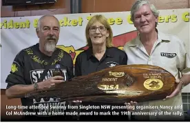  ??  ?? Long-time attendee Swanny from Singleton NSW presenting organisers Nancy and Col McAndrew with a home made award to mark the 19th anniversar­y of the rally.