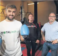  ??  ?? Paul Kean Jr (left) with his new sponsors Muscle Excess’ Harry Ogg (centre) and Wattie Milne of Metaltech UK.