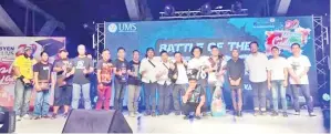  ??  ?? PEMENANG pertanding­an Battle Of The Band merakamkan kenangan selepas majlis pemnyampai­an hadiah.