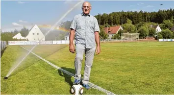  ?? Foto: Brigitte Bunk ?? Binswangen­s Bürgermeis­ter und TSV Vorsitzend­er Anton Winkler ist stolz auf die neue, integriert­e Beregnungs­anlage auf dem Sportgelän­de an der Jahnstraße.
