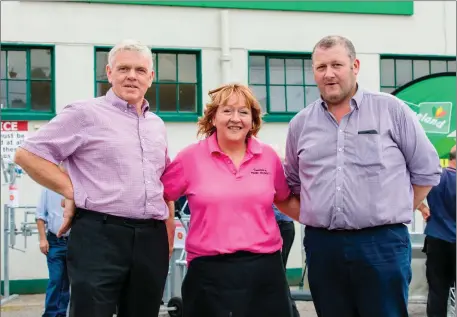  ??  ?? Kevin Brennan, Mary Healy and Declan Clarke at the Nutrias Weanling Beef Expo in Ballymote Mart.