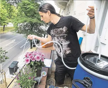  ?? Foto: Michal Šula, Yan Renelt, MAFRA ?? Zápach na Vinohradec­h Na balkoně 4 metry nad barem Petr Lepič pomocí trychtýře a trubičky chytá cigaretový dým do pytlíku ukrytého v sudu. „Čichači“pak u olfaktomet­ru zjišťují intenzitu zápachu. Jakmile něco ucítí, zmáčknou tlačítko.