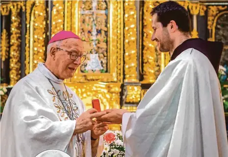  ??  ?? Ostatky Františkán­a Odorika přivezli do Prahy italští poutníci z Pordernone, kde je středověký cestovatel pohřben. V červené sametové krabičce je kus světcovy kůže – relikvie bude uložena na jednom z oltářů v kostele Panny Marie Sněžné.