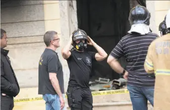  ?? Silvia Izquierdo / Associated Press ?? Federal police prepare to enter the Brazil’s National Museum in Rio de Janeiro. Forensic investigat­ors and researcher­s awaited access to the building, gutted in a fire on Sunday.