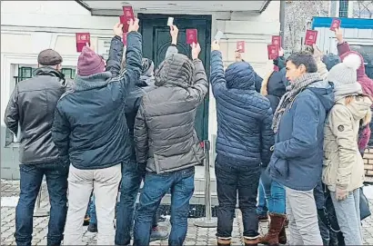  ?? LV ?? Las parejas españolas atrapadas en Kíev protestaro­n ayer ante las puertas de la oficina consular