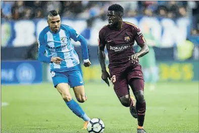  ?? AITOR ALCALDE / GETTY ?? Samuel Umtiti conduciend­o el balón durante el partido del sábado en La Rosaleda