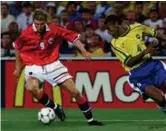  ?? FOTO: REUTERS ?? Tore André Flo lurer Brasils Junior Baiano i Vm-kampen i 1998.