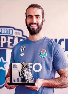  ??  ?? Sérgio Oliveira com o troféu relativo a dezembro