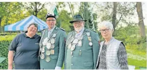  ?? FOTO: BRUDERSCHA­FT ?? Königspaar Annegret und Frank Berretz mit Ministerpa­ar Karl-Heinz und Therese Fischer (v.l.)