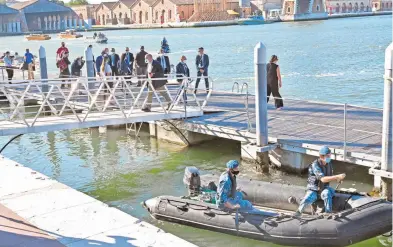  ??  ?? La Policía Naval de Venecia resguarda la llegada de los miembros del G20