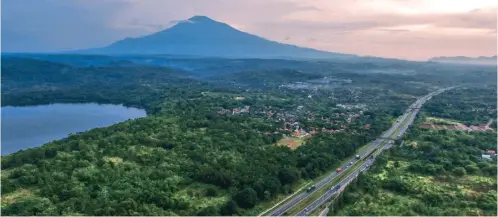  ?? RAKA DENNY/JAWA POS ?? INDAH: Ruas tol Kanci–Palimanan sepanjang 26,3 km dengan latar belakang Gunung Ciremai memanjakan mata para pengendara yang sedang melintas.